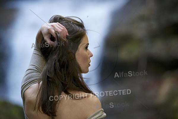 Modell girl posing in the forest