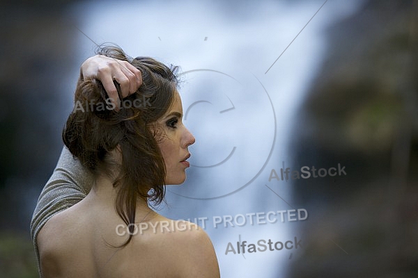 Modell girl posing in the forest