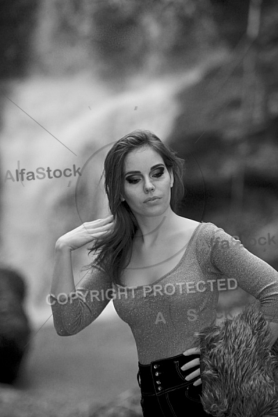 Modell girl posing in the forest