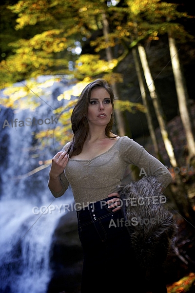 Modell girl posing in the forest