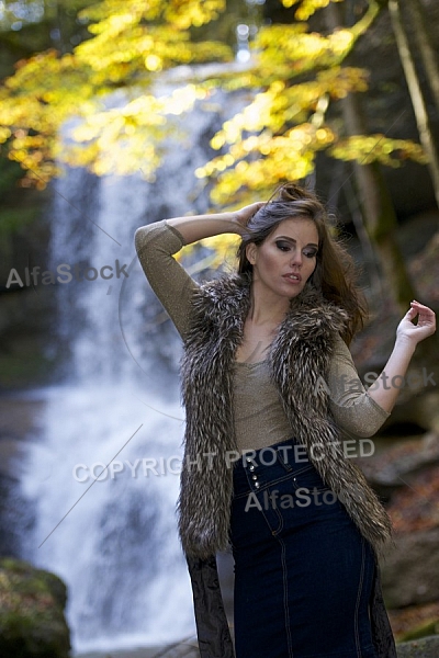 Modell girl posing in the forest