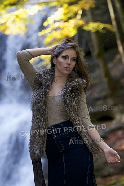 Modell girl posing in the forest