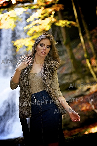 Modell girl posing in the forest