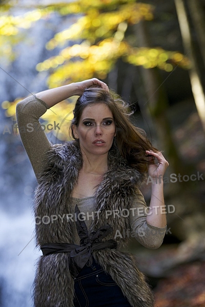 Modell girl posing in the forest