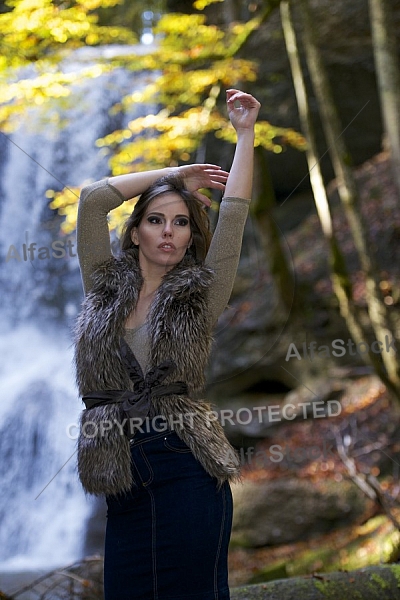 Modell girl posing in the forest