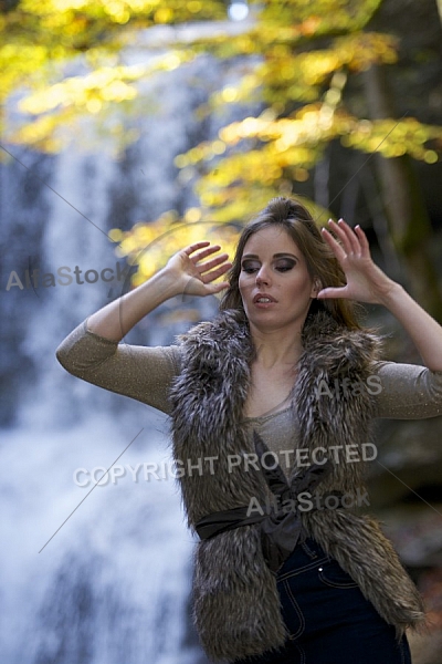 Modell girl posing in the forest