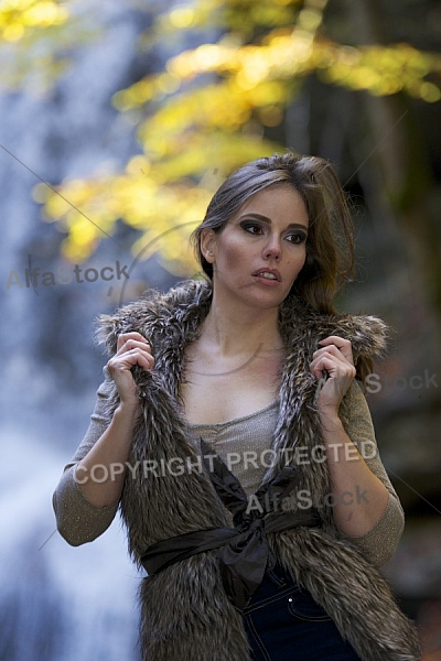 Modell girl posing in the forest