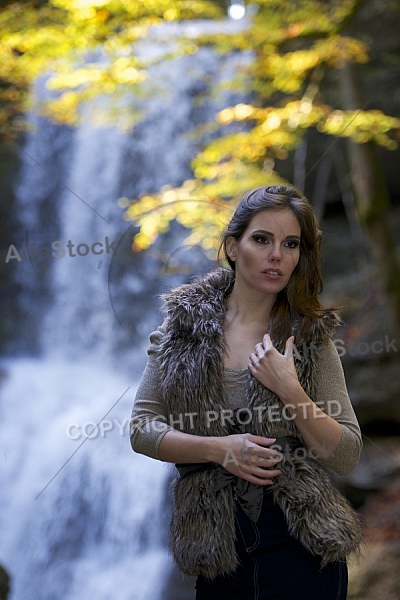 Modell girl posing in the forest