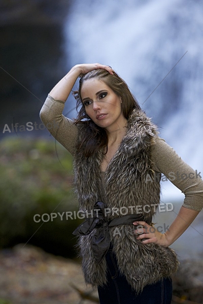 Modell girl posing in the forest