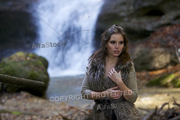 Modell girl posing in the forest