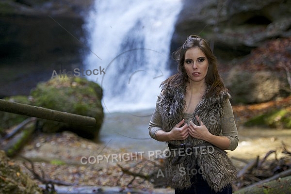 Modell girl posing in the forest