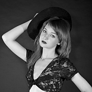 Modell girl posing with hat