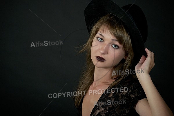 Modell girl posing with hat