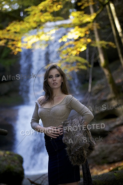 Modell girl posing in the forest