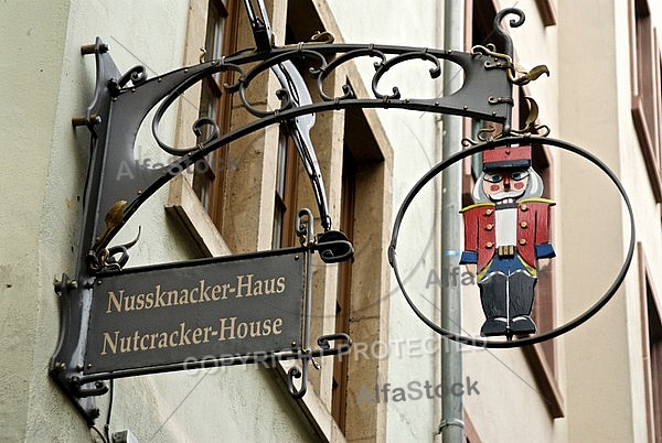 Nutracker-House